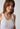Nahaufnahme von einem Damen-Model, das HU white modal/viskose/tencel Tanktop Doppelpack trägt