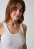 Nahaufnahme von einem Damen-Model, das HU white modal/viskose/tencel Tanktop Doppelpack trägt
