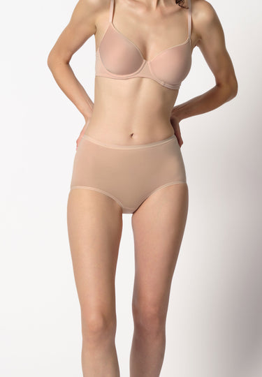 Vorderansicht von einem Damen-Model, das HU nude baumwolle Maxi Slip Doppelpack trägt