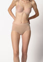 Vorderansicht von einem Damen-Model, das HU nude baumwolle Maxi Slip Doppelpack trägt