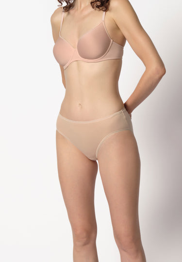 Vorderansicht von einem Damen-Model, das HU nude baumwolle Midi Slip Doppelpack trägt