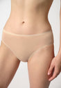 Nahaufnahme von einem Damen-Model, das HU nude baumwolle Midi Slip Doppelpack trägt