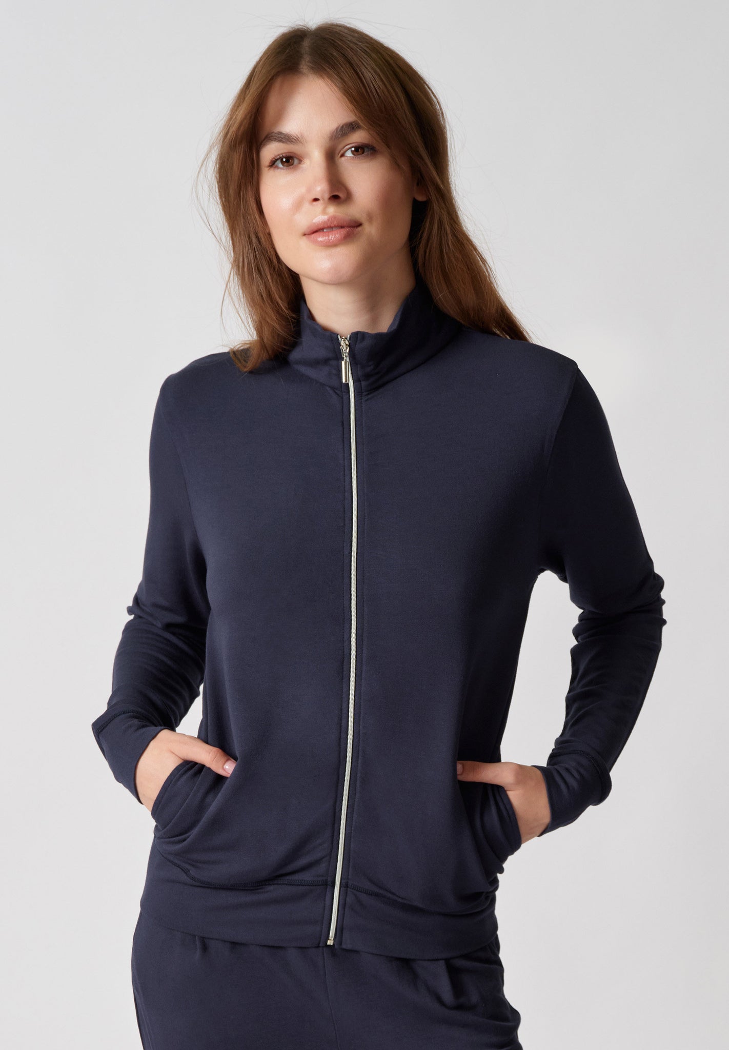 Vorderansicht von einem Damen-Model, das HU mood indigo modal/viskose/tencel Jacke trägt