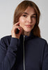 Nahaufnahme von einem Damen-Model, das HU mood indigo modal/viskose/tencel Jacke trägt
