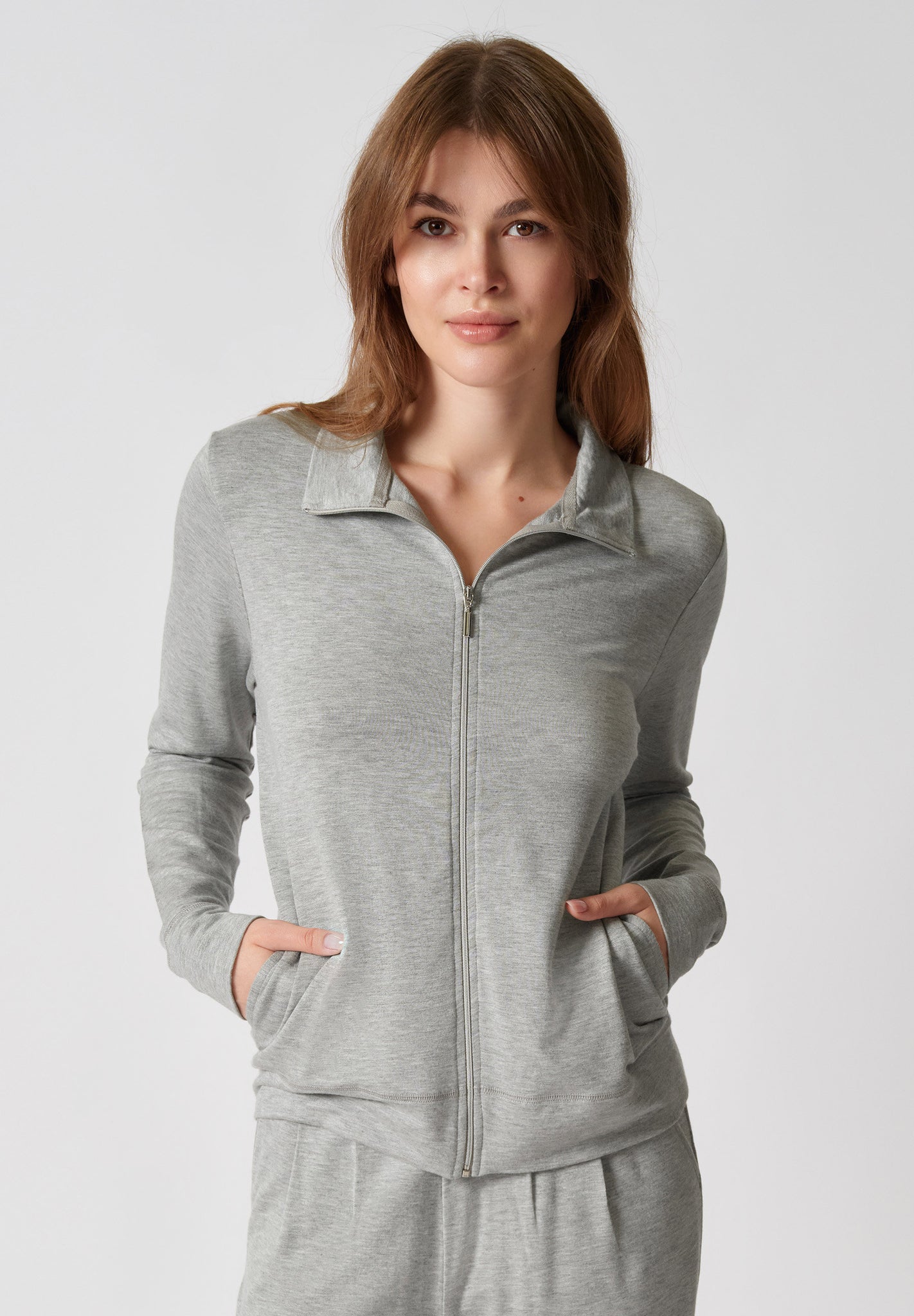 Vorderansicht von einem Damen-Model, das HU light grey modal/viskose/tencel Jacke trägt