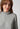 Nahaufnahme von einem Damen-Model, das HU light grey modal/viskose/tencel Jacke trägt