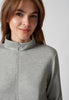 Nahaufnahme von einem Damen-Model, das HU light grey modal/viskose/tencel Jacke trägt