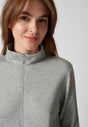 Nahaufnahme von einem Damen-Model, das HU light grey modal/viskose/tencel Jacke trägt