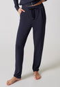 Vorderansicht von einem Damen-Model, das HU mood indigo modal/viskose/tencel Lounge Hose trägt