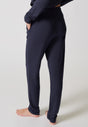 Rückansicht von einem Damen-Model, das HU mood indigo modal/viskose/tencel Lounge Hose trägt