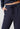 Nahaufnahme von einem Damen-Model, das HU mood indigo modal/viskose/tencel Lounge Hose trägt