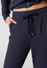 Nahaufnahme von einem Damen-Model, das HU mood indigo modal/viskose/tencel Lounge Hose trägt