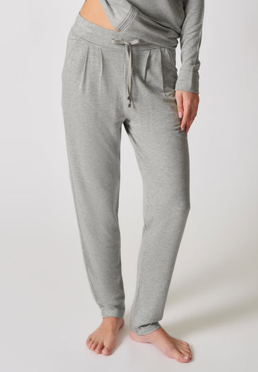 Vorderansicht von einem Damen-Model, das HU light grey modal/viskose/tencel Lounge Hose trägt