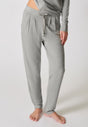 Vorderansicht von einem Damen-Model, das HU light grey modal/viskose/tencel Lounge Hose trägt