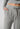 Nahaufnahme von einem Damen-Model, das HU light grey modal/viskose/tencel Lounge Hose trägt