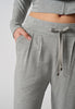Nahaufnahme von einem Damen-Model, das HU light grey modal/viskose/tencel Lounge Hose trägt