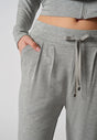 Nahaufnahme von einem Damen-Model, das HU light grey modal/viskose/tencel Lounge Hose trägt