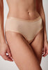 Nahaufnahme von einem Damen-Model, das HU dusty rose mikrofaser Midi Slip Doppelpack trägt