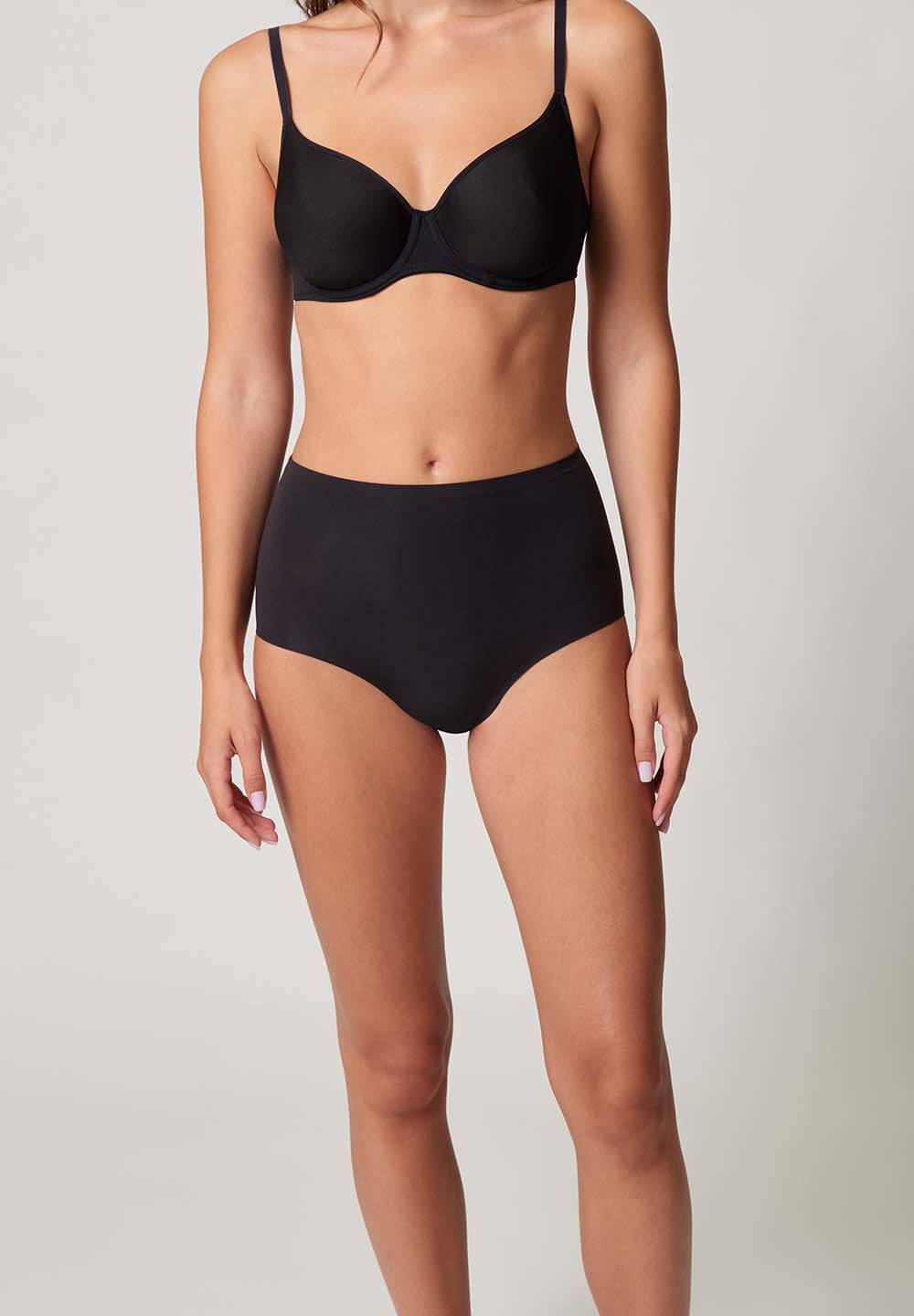 Vorderansicht von einem Damen-Model, das HU black mikrofaser Maxi Slip trägt
