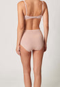 Rückansicht von einem Damen-Model, das HU dusty rose mikrofaser Maxi Slip trägt
