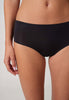 Nahaufnahme von einem Damen-Model, das HU black mikrofaser Midi Slip trägt