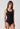 Vorderansicht von einem Damen-Model, das HU black mikrofaser Tanktop trägt
