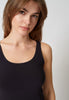 Nahaufnahme von einem Damen-Model, das HU black mikrofaser Tanktop trägt