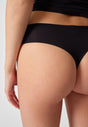Nahaufnahme von einem Damen-Model, das HU black mikrofaser String trägt