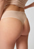 Nahaufnahme von einem Damen-Model, das HU dusty rose mikrofaser String trägt