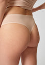 Nahaufnahme von einem Damen-Model, das HU dusty rose mikrofaser String trägt