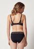 Rückansicht von einem Damen-Model, das HU black mikrofaser Push-up BH trägt