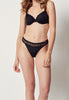 Vorderansicht von einem Damen-Model, das HU black mikrofaser String trägt