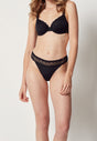 Vorderansicht von einem Damen-Model, das HU black mikrofaser String trägt