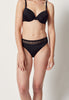 Vorderansicht von einem Damen-Model, das HU black mikrofaser Rio Slip trägt