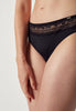 Nahaufnahme von einem Damen-Model, das HU black mikrofaser Rio Slip trägt