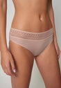 Nahaufnahme von einem Damen-Model, das HU dusty rose mikrofaser Rio Slip trägt