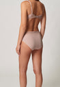 Rückansicht von einem Damen-Model, das HU dusty rose mikrofaser Maxi Slip trägt