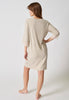 Rückansicht von einem Damen-Model, das HU champagner modal/viskose/tencel Kleid 3/4 Ärmel trägt
