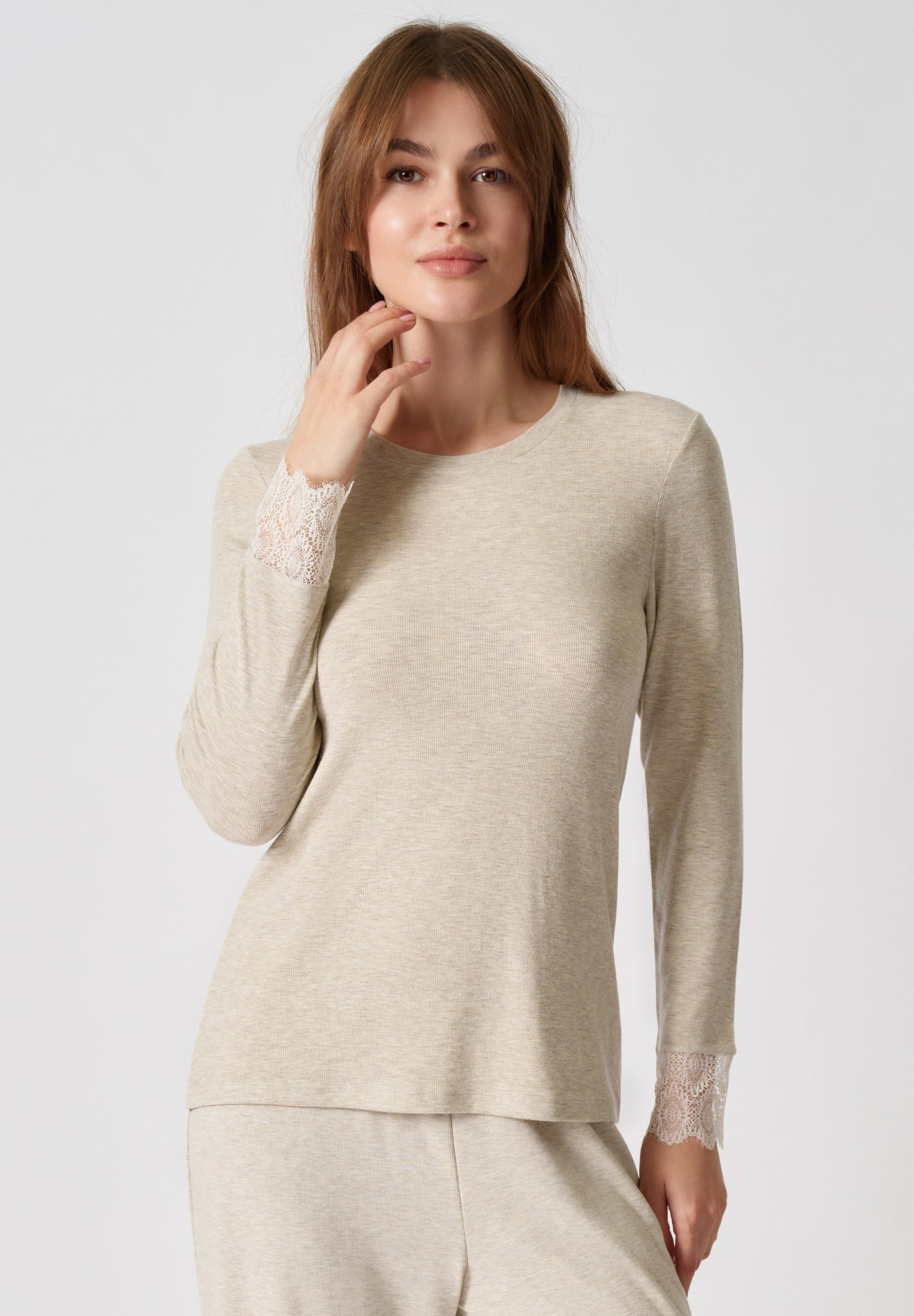 Vorderansicht von einem Damen-Model, das HU champagner modal/viskose/tencel Shirt langarm trägt