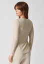 Rückansicht von einem Damen-Model, das HU champagner modal/viskose/tencel Shirt langarm trägt