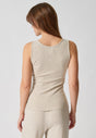 Rückansicht von einem Damen-Model, das HU champagner modal/viskose/tencel Tanktop trägt