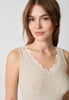 Nahaufnahme von einem Damen-Model, das HU champagner modal/viskose/tencel Tanktop trägt