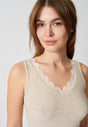 Nahaufnahme von einem Damen-Model, das HU champagner modal/viskose/tencel Tanktop trägt