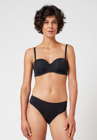 Vorderansicht von einem Damen-Model, das HU black mikrofaser Bandeau BH trägt