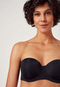 Nahaufnahme von einem Damen-Model, das HU black mikrofaser Bandeau BH trägt