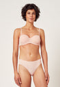 Vorderansicht von einem Damen-Model, das HU dusty rose mikrofaser Bandeau BH trägt