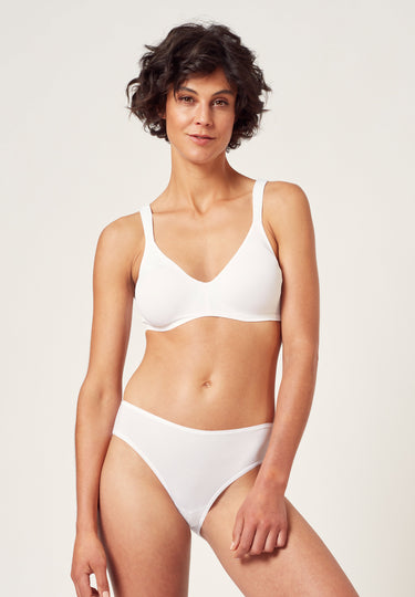Vorderansicht von einem Damen-Model, das HU white mikrofaser Bügel BH versteckte Bügel trägt