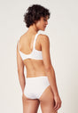 Rückansicht von einem Damen-Model, das HU white mikrofaser Minimizer BH trägt