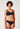 Vorderansicht von einem Damen-Model, das HU black mikrofaser Minimizer BH trägt