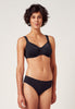 Vorderansicht von einem Damen-Model, das HU black mikrofaser Minimizer BH trägt